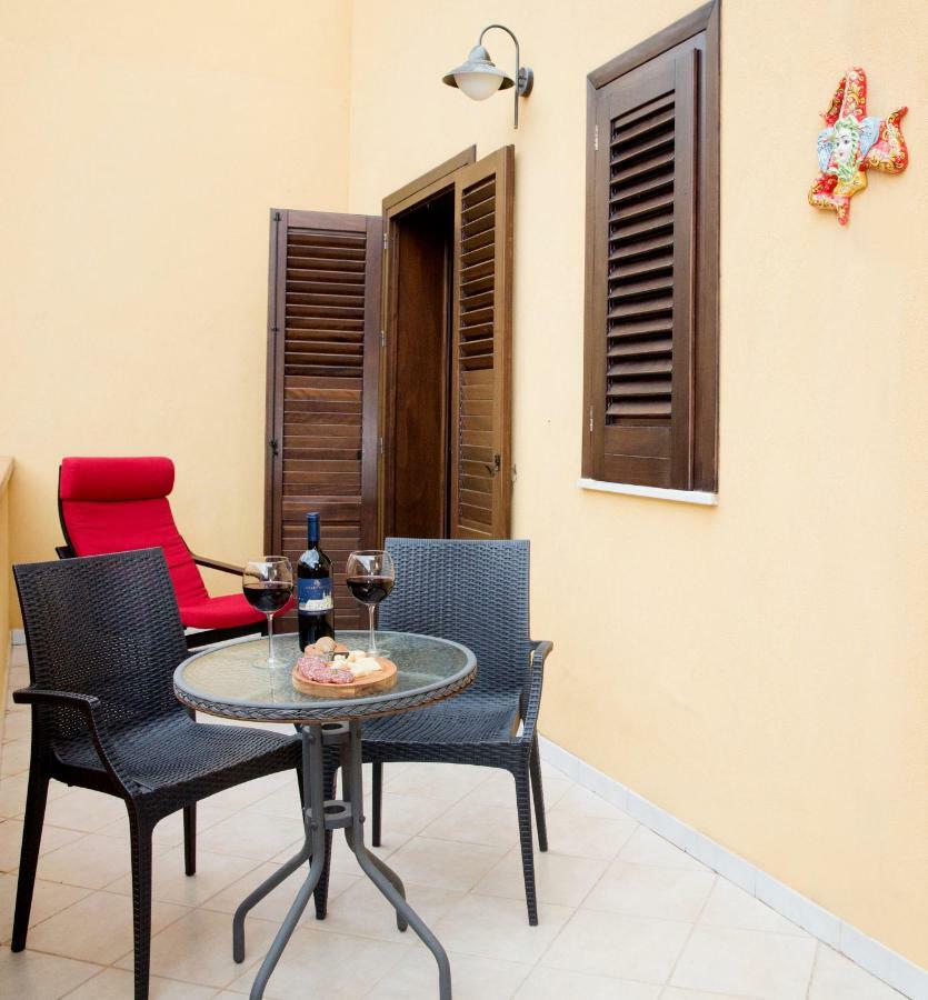 Villa Sosta Dei Garibaldini Campofelice Di Roccella Exterior foto